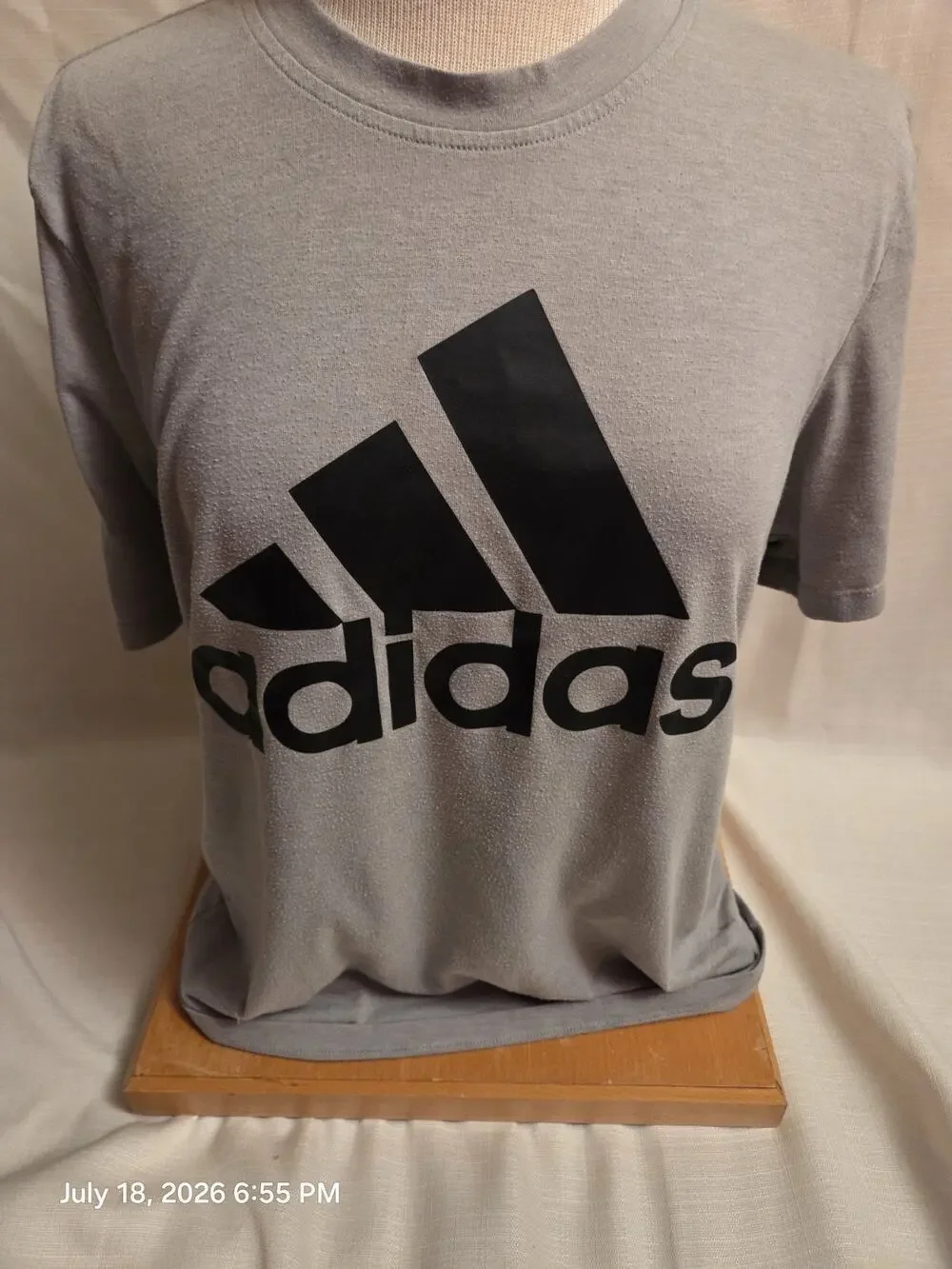 adidas AEROREADY Men's Gray Crew Neck Short Sleeve Graphic Logo T-Shirt M